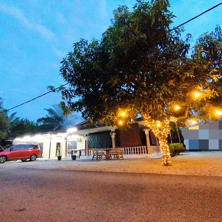 Basrie Villa "Mslim Only" - Mini Cinema , Private Pool , Wi-Fi , Netflix Muar Buitenkant foto