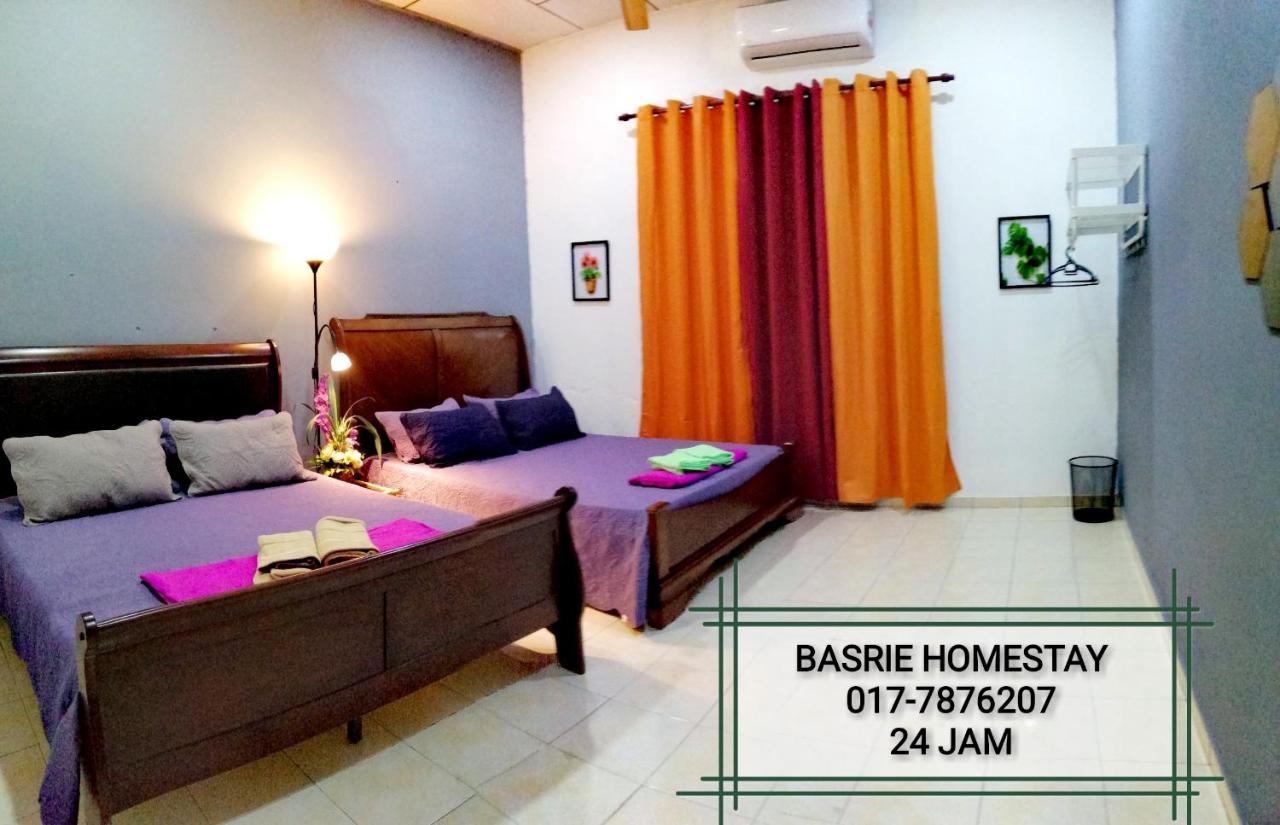 Basrie Villa "Mslim Only" - Mini Cinema , Private Pool , Wi-Fi , Netflix Muar Buitenkant foto