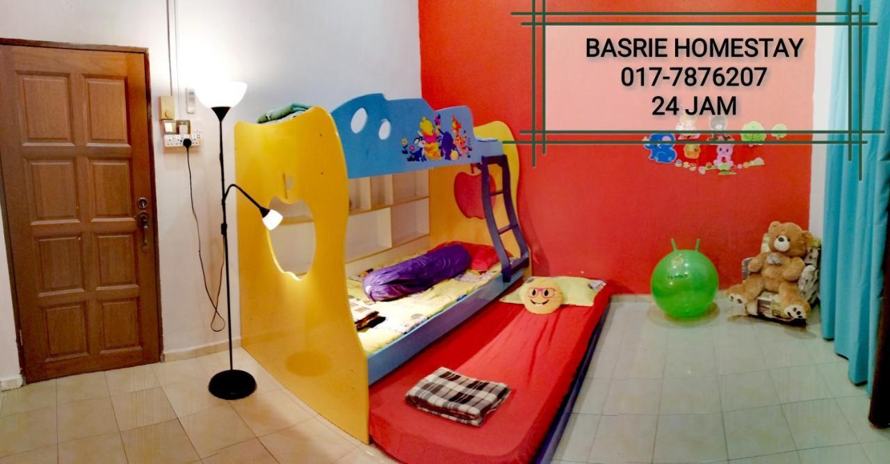 Basrie Villa "Mslim Only" - Mini Cinema , Private Pool , Wi-Fi , Netflix Muar Buitenkant foto