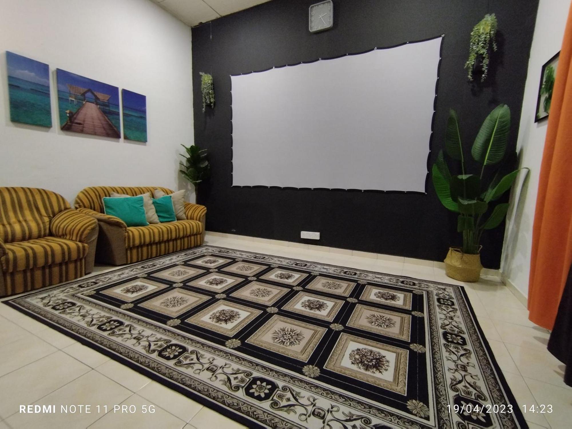 Basrie Villa "Mslim Only" - Mini Cinema , Private Pool , Wi-Fi , Netflix Muar Buitenkant foto